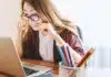 une étudiante travaillant sur son ordinateur