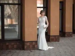 Les robes cintrées : l’astuce pour affiner la silhouette des femmes petites et rondes