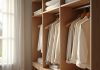Armoire minimaliste bien rangee avec vetements neutres