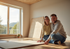 Couple souriant installant des panneaux isolants écologiques dans un salon lumineux