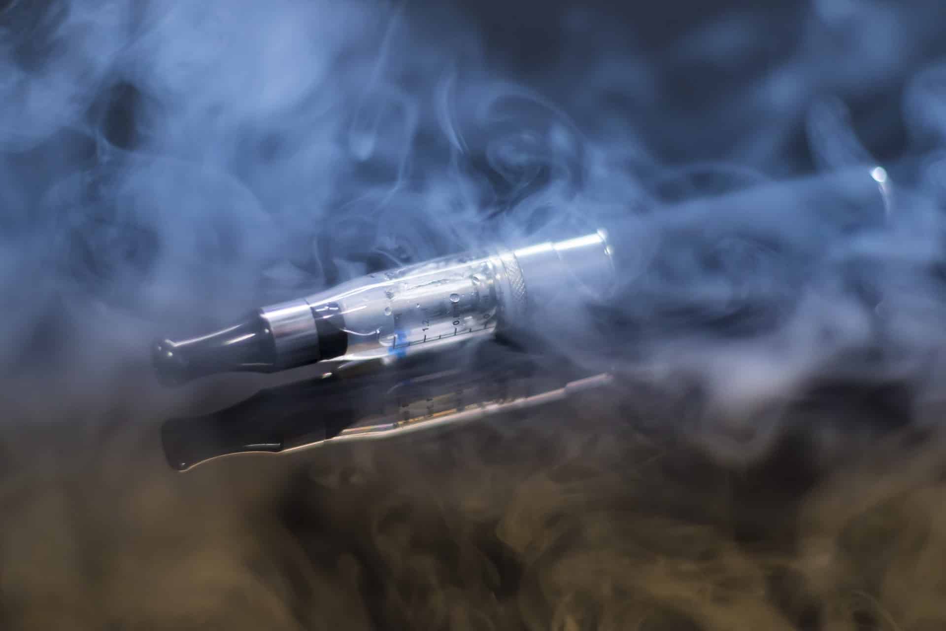 E-cigarette posée sur une table en bois