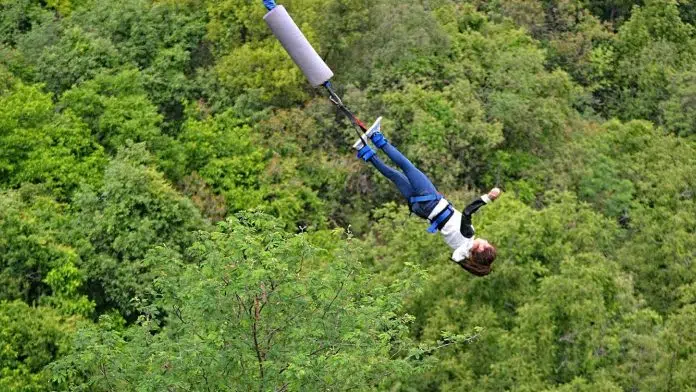 Le saut à l’élastique en tandem, l’activité renversante à pratiquer absolument 