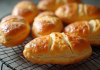 Choux pâtisseries dorés avec craquelin sur grille