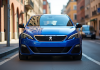 Peugeot 308 GTI bleue en ville en plein jour